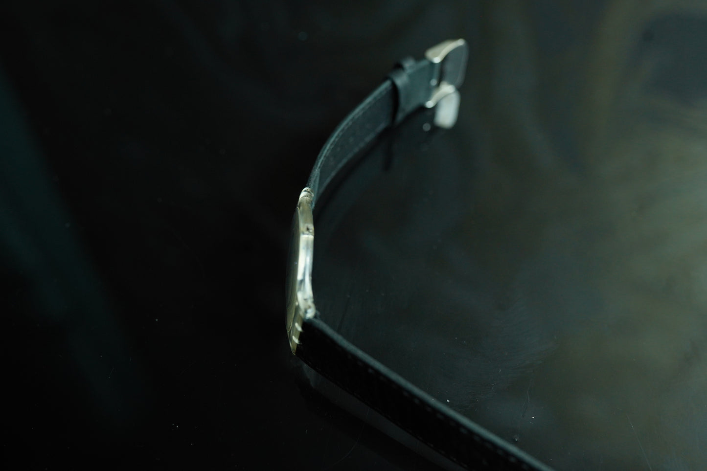 Ultra-Thin Watch for a Sleek Look